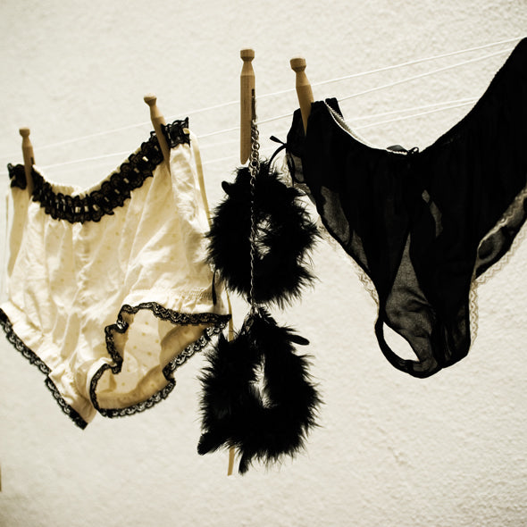 Bijoux Indiscrets - Za Za Zu Feather Handcuffs - BI1016 / Black - Hand/Leg Cuffs